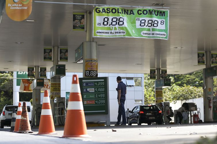 Petrobras reduz em 0,49% preço da gasolina nas refinarias