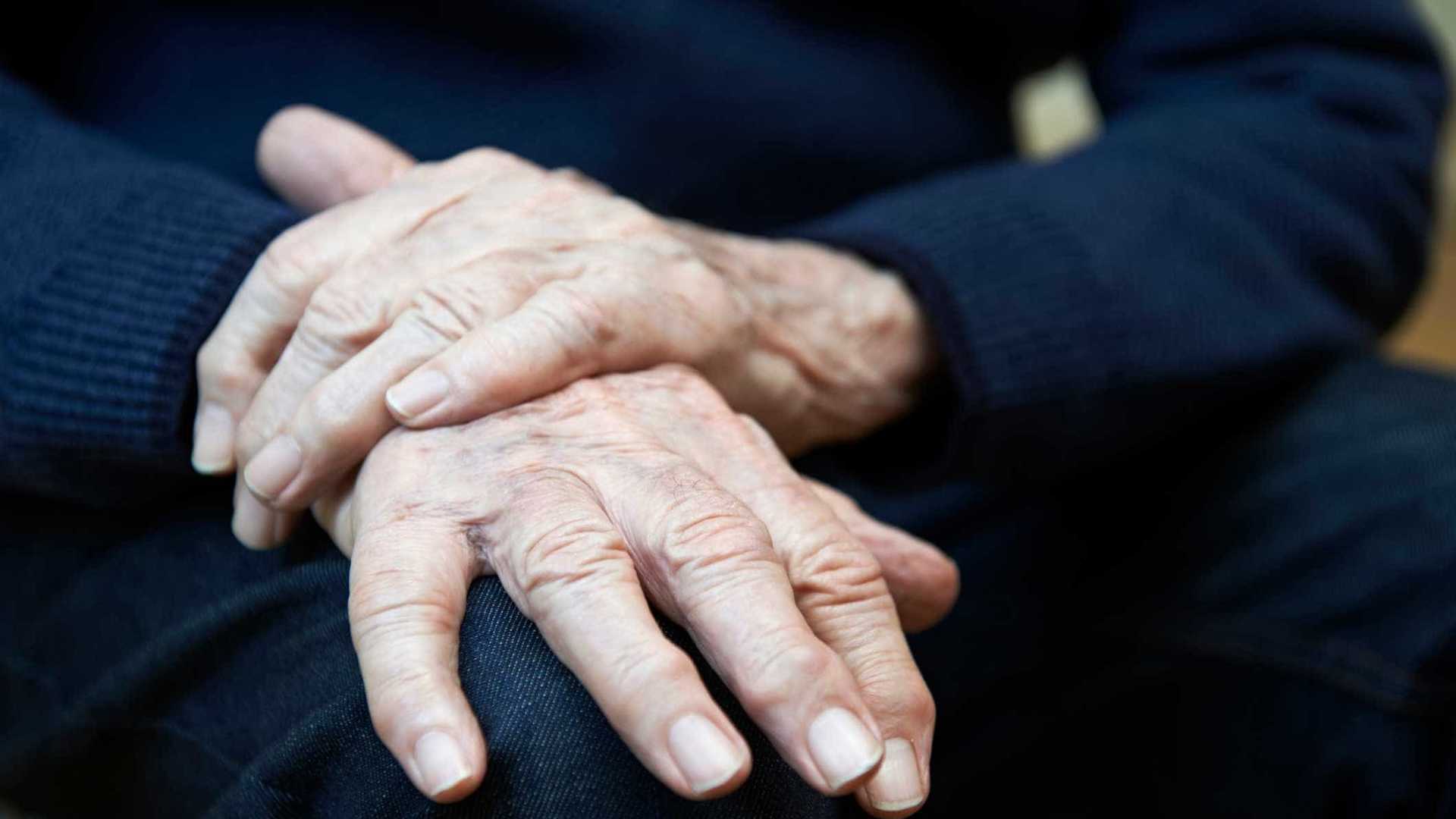 Dispositivo promete eliminar tremores do Parkinson