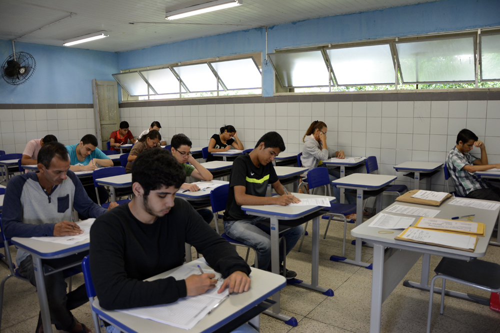 Mais da metade dos adultos brasileiros não chegam ao ensino médio