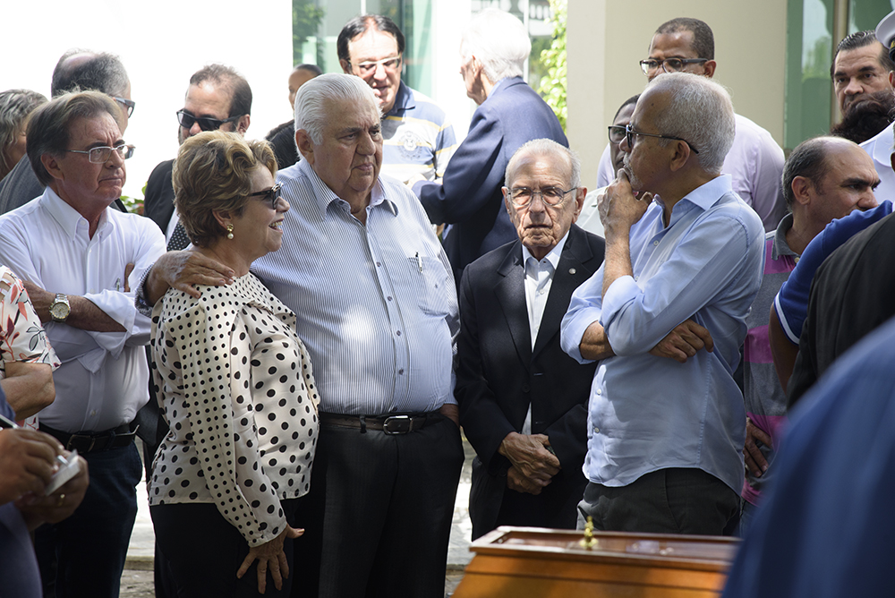 Corpo de José Carlos Teixeira é sepultado em Aracaju