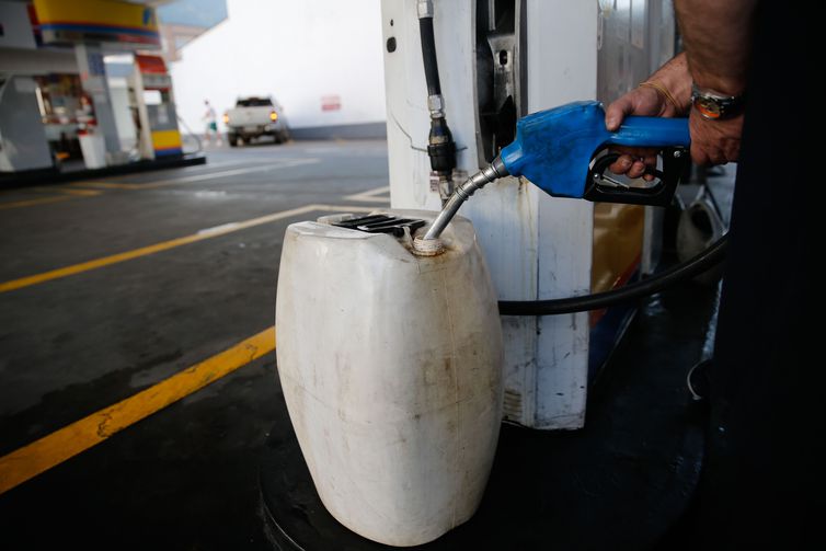 Desconto de R$ 0,46 no diesel nas bombas ainda depende de estoques