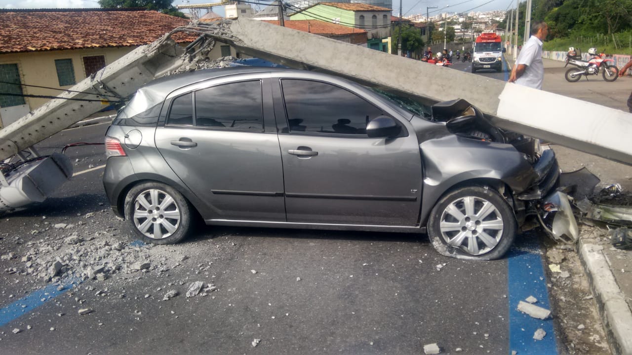 Veículo bate em poste na Avenida Euclides Figueiredo, em Aracaju