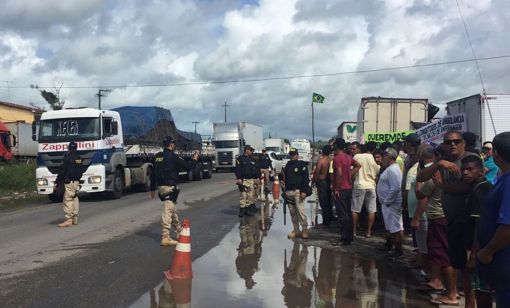 PRF libera caminhões para seguir viagem em Sergipe 