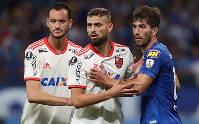 Cruzeiro é batido pelo Flamengo no Mineirão, mas avança na Libertadores