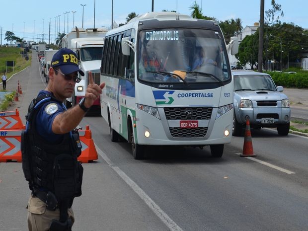 Passageiro é detido com maconha e cocaína em ônibus