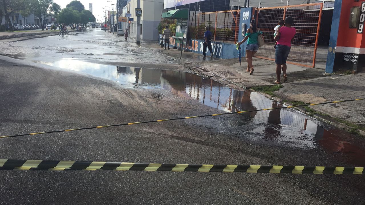 Vazamento deixa bairros sem água em Aracaju