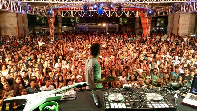 Ton Carfi e DJ PV são atrações do Holy Festival Cores, em Aracaju
