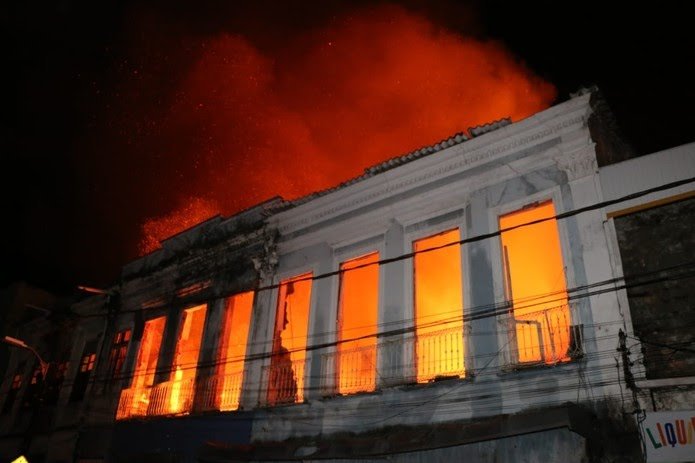 Incêndio atinge casarões na Baixa dos Sapateiros, em Salvador