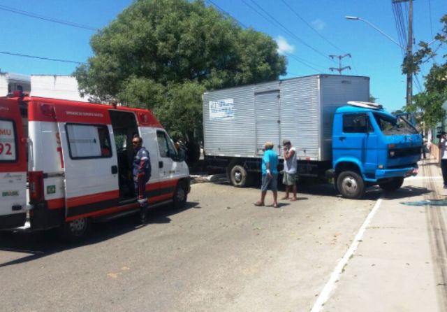 Caminhão desgovernado bate em muro de terminal e deixa dois feridos