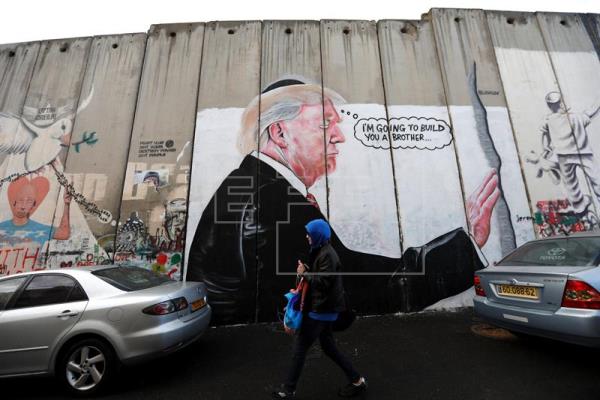 Centenas de manifestantes queimam fotos de Trump e bandeiras em Gaza