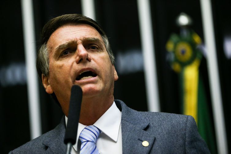 Bolsonaro não perdoa agressor e quer que ele "mofe na cadeia"