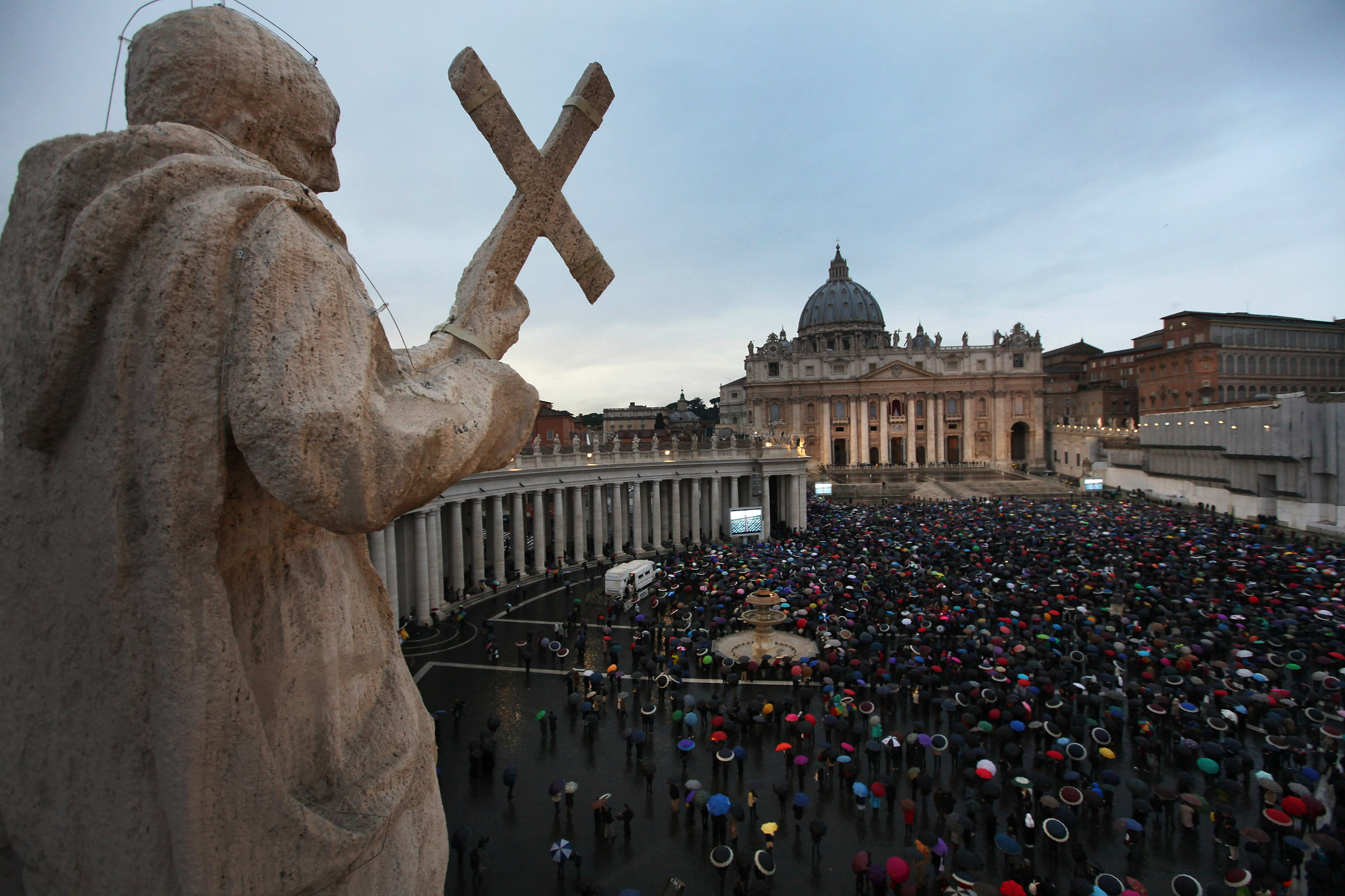 Vaticano prende sacerdote acusado de possuir imagens de pornografia infantil