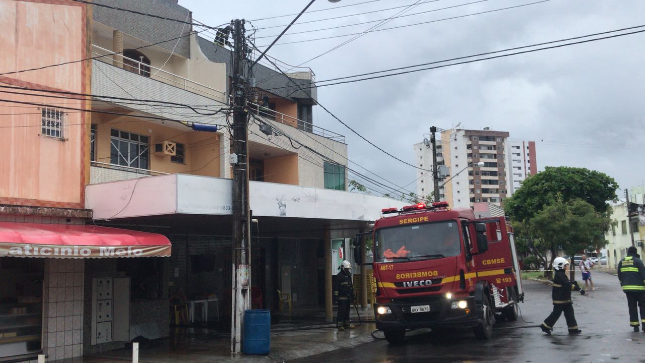 Restaurante pega fogo na zona Sul de Aracaju