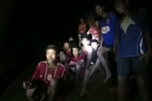 Primeiros meninos são retirados de caverna na Tailândia