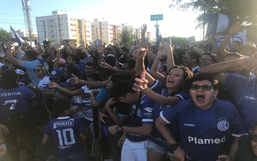 Confiança é recepcionado por massa azul e sai em carreata por Aracaju