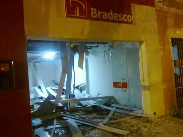 Bandidos explodem caixas do Bradesco e Banco do Brasil em Arauá