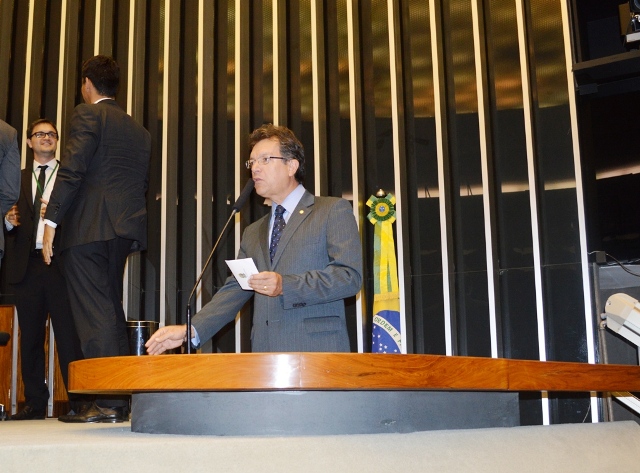 Laércio Oliveira vota a favor do aumento do FPM