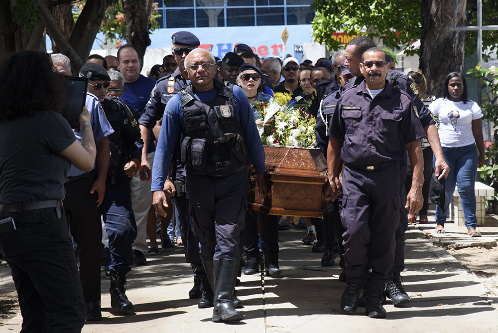 Corpo de guarda municipal é sepultado em Aracaju 