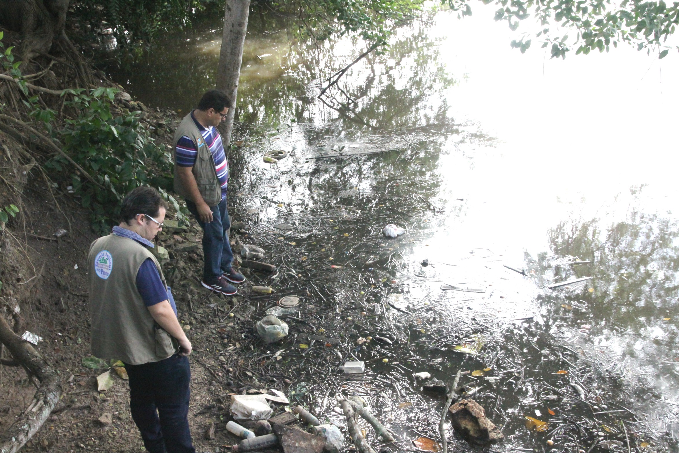 Esgoto e descarte de lixo provocam mortandade de peixes no Poxim