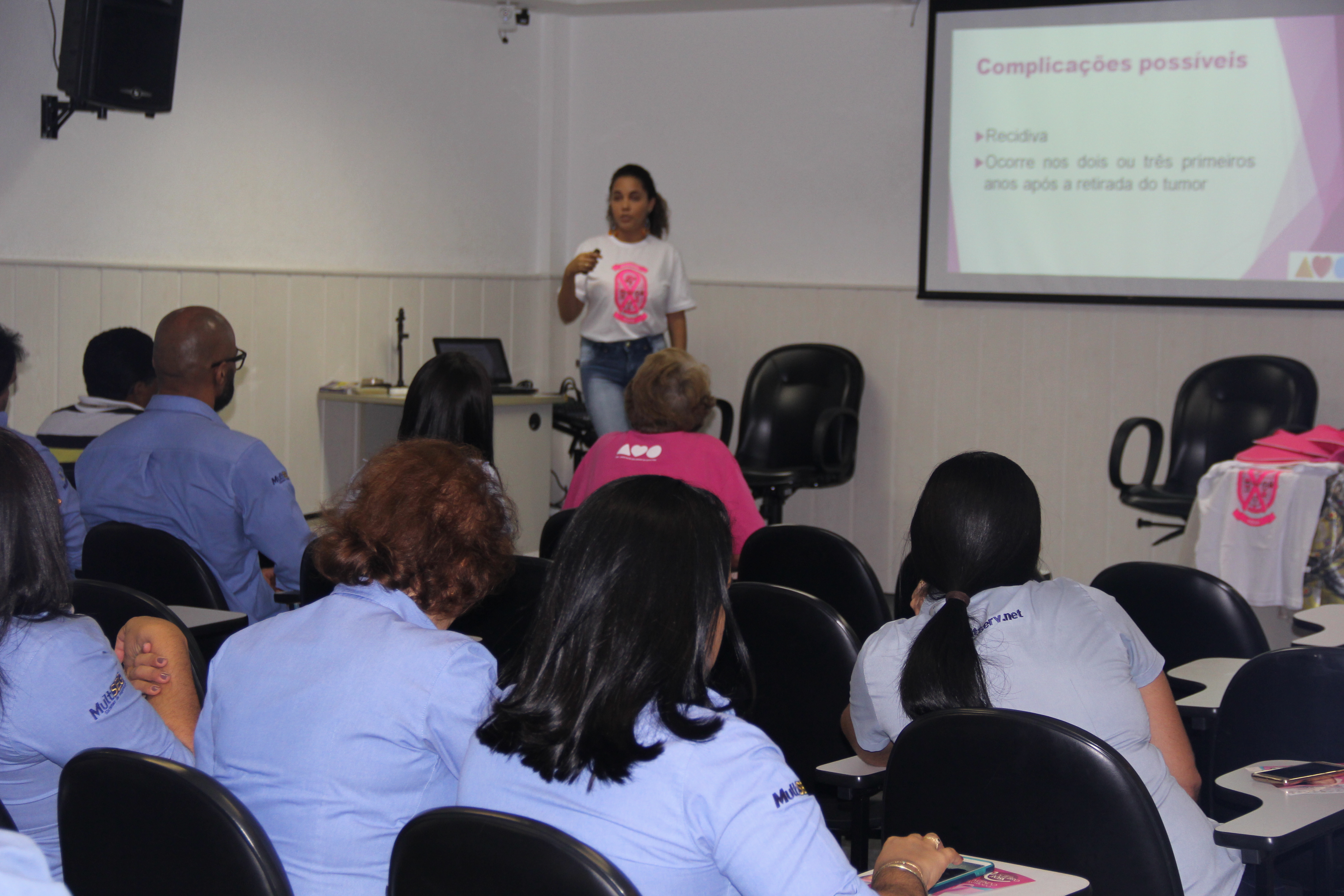 Colaboradores do Grupo Multserv participam de palestra sobre câncer de mama
