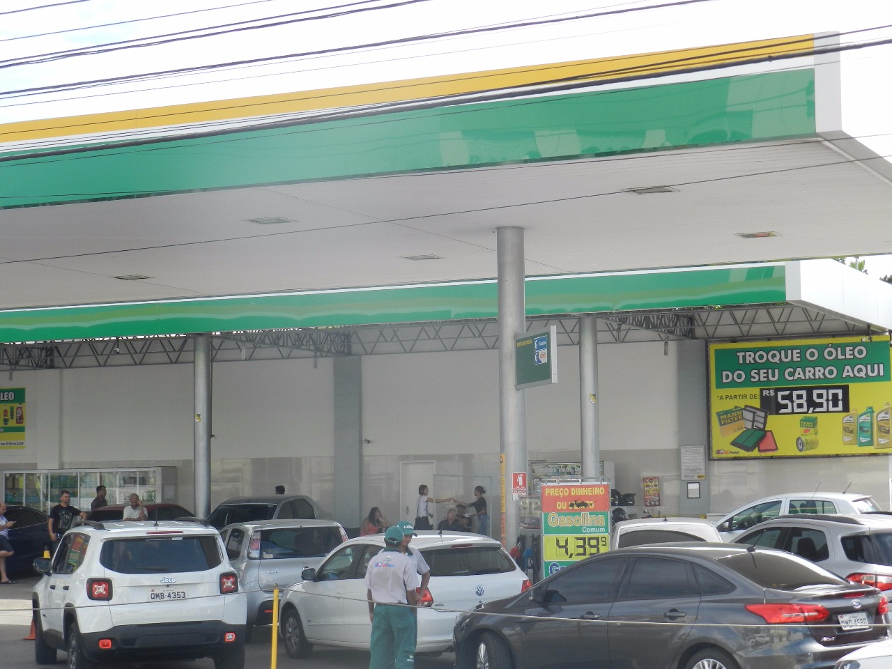 Busca por combustível transforma Aracaju na cidade das filas 