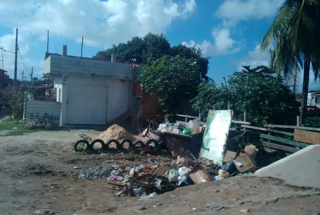 Greve de caminhoneiros atrasa coleta de lixo em Aracaju