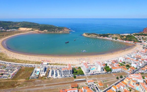Praia de São Martinho do Porto tem o formato de concha. Foto: Turismo Centro de Portugal