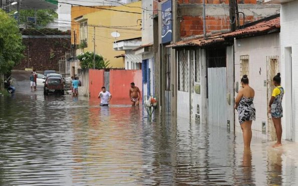 O contato com águas de enchentes pode ocasionar diversas infecções bacterianas, virais, fúngicas e parasitárias Foto: Valter Sobrinho