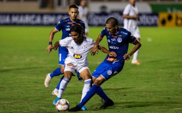 Sem beleza: em jogo físico, Confiança e Cruzeiro empatam pela Série B