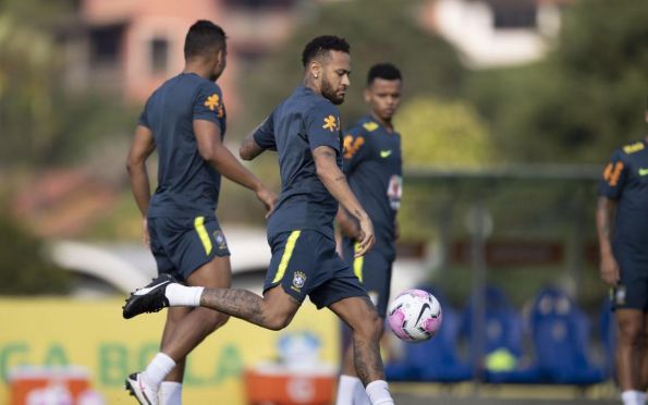 Neymar deixa treino da seleção com dores lombares e vira dúvida