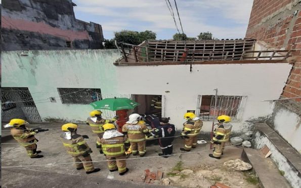 Telhado de casa desaba e deixa uma pessoa ferida em Aracaju