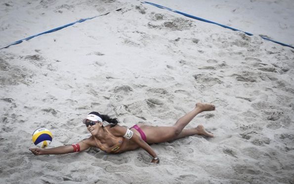 Ágatha/Duda e Talita/Carol Solberg fazem final em Saquarema