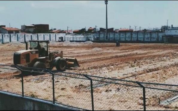 Diretoria do Confiança investe em reconstrução do gramado do Sabino Ribeiro