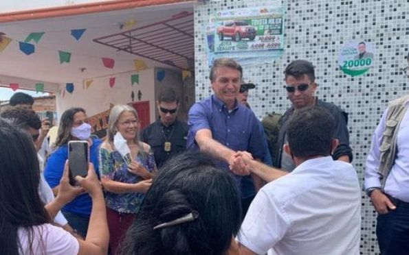 Mau tempo obriga Bolsonaro a mudar voo da Bahia para Sergipe