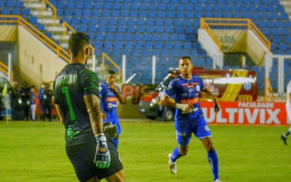 Confiança perde o segundo jogo seguido e estaciona na Série B