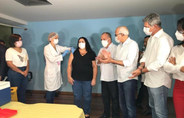 Sergipe começa vacinação contra covid-19 no maior hospital público do estado