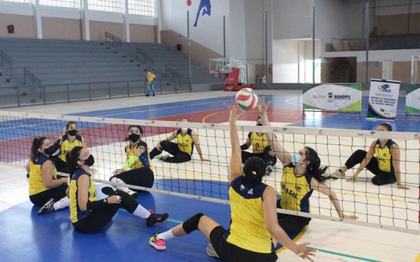 Seleção feminina de vôlei sentado realiza treinamentos em Sergipe