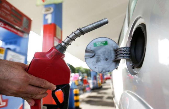 Preço da gasolina cai pela 1ª vez no ano em SE, mas postos anunciam aumento