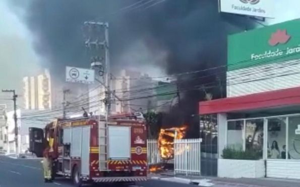 Homem ateia fogo em ônibus dentro de colégio particular de Aracaju