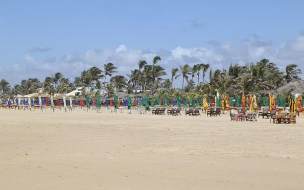 Praias de Aracaju ficam vazias no domingo, último dia do fechamento