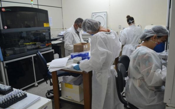 Um ano de pandemia e o Lacen mantém ritmo intenso de testagem