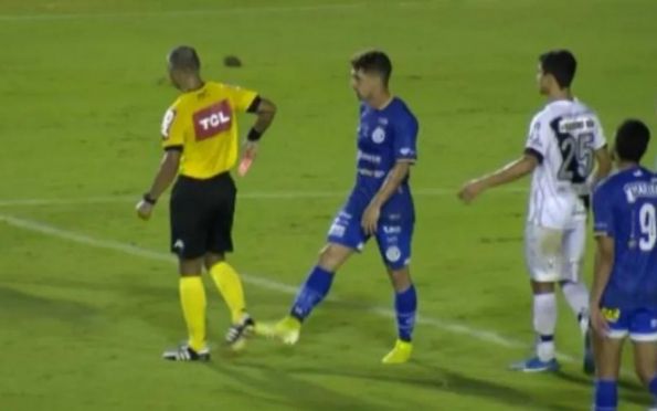 Confiança cai para Série C em jogo com chute de Neto Berola no árbitro
