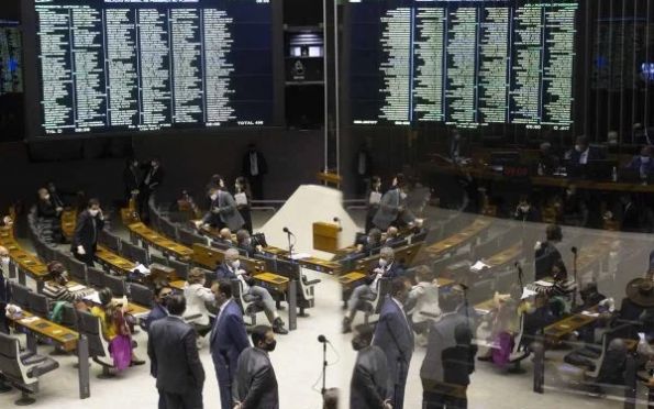 Deputados aprovam Orçamento 2022 com fundo eleitoral de R$ 4,9 bilhões