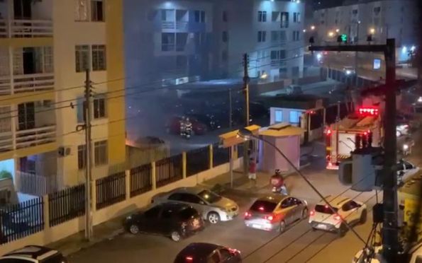 Carro pega fogo em condomínio na zona sul de Aracaju; veja vídeo