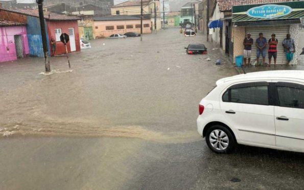 Chuva provoca alagamentos no município de Carmópolis; veja imagens