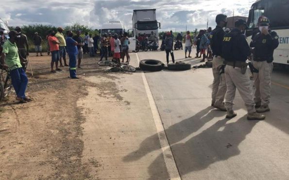 Manifestantes bloqueiam trecho da BR-101 em Sergipe