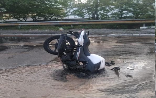 Susto: asfalto cede e engole motocicleta em Aracaju