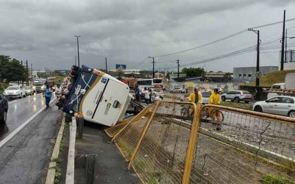 Acidente com micro-ônibus deixa quatro feridos na BR-235, em Aracaju