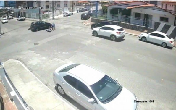 Acidente entre carro e moto deixa duas pessoas feridas em Aracaju; veja vídeo