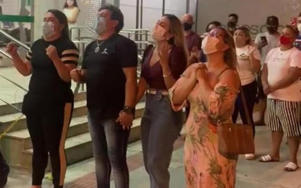 Cantores da Calcinha Preta e fãs de Paulinha Abelha fazem corrente de oração